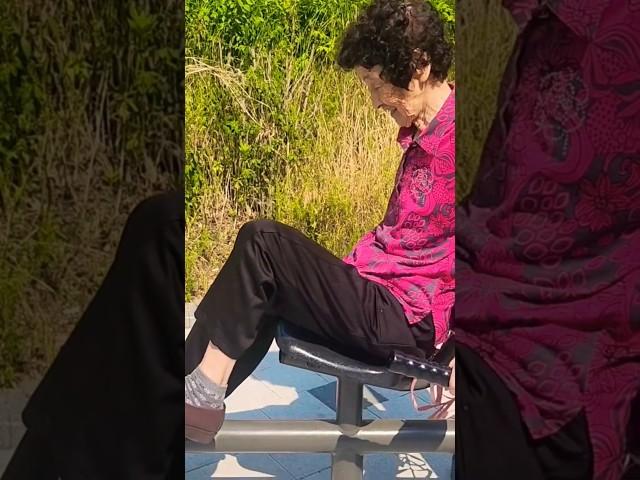 걷기 싫다는걸 애기 달래듯  달래며 운동 시켜본다. 송꼬비.