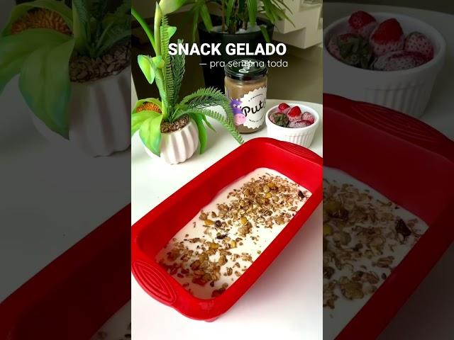 SNACK GELADO pra semana toda Banana, pasta de amendoim, iogurte natural, frutas e chocolate 70%.