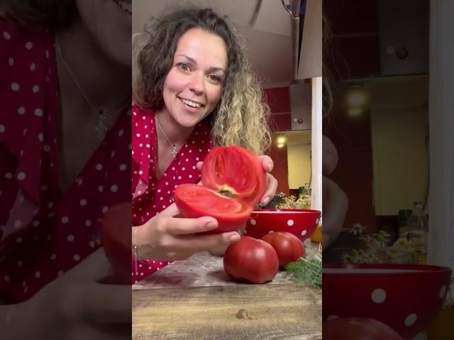 Взгляните на этот огромный помидор!