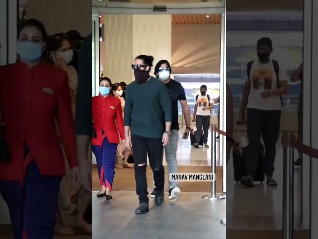 Rocking Star Yash entry in Mumbai Airport #yash #kgf #rockingstaryash #kgfchapter2 #shorts