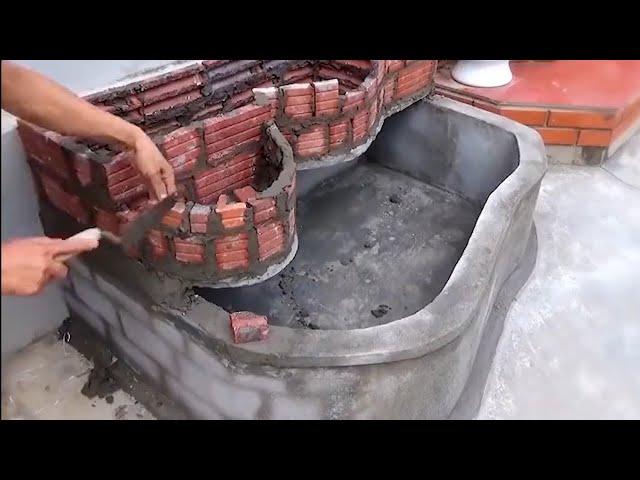 花几百元在院子角落建造了鱼池  Spent a few hundred yuan to build a fish pond in the corner of the yard