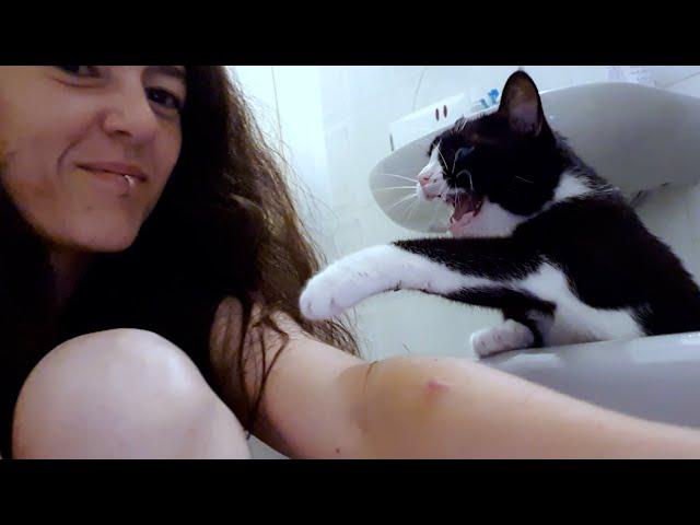 Cat saves me from drowning - Кошка Чёртик спасает меня от злой ванны