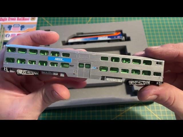 A Quick Look At The Kato N Scale Chicago Metra Gallery Commuter Train 4 Unit Set.