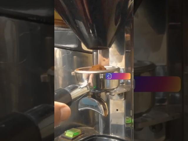 #barista #artelatte #coffeeart #baristraining #tulip #cafe #shorts #skills #argentina