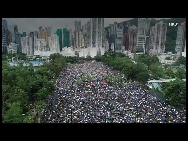 香港で大規模デモ、平和的に行進