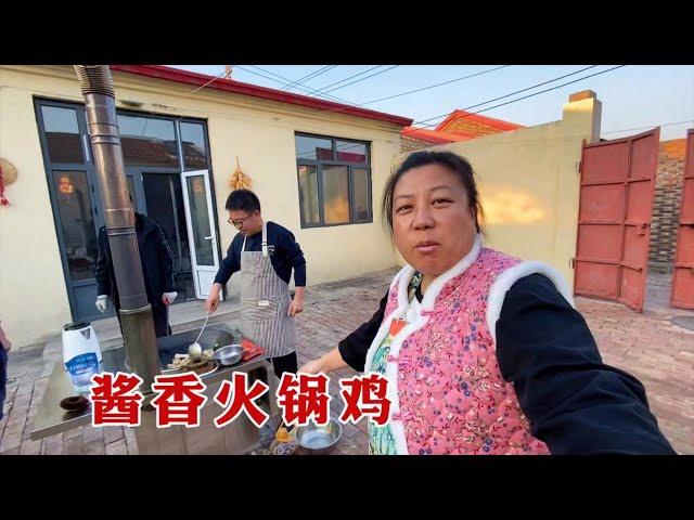 【160斤大龄女】炒二斤鸡腿和鸡爪，老妈薅点园子里的青菜，安排冬天的第一顿火锅