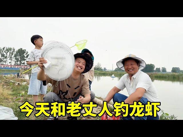Yuxue and her father-in-law went fishing for small lobsters. They caught a lot in a short time  so