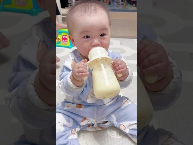 Yiyi Knows His Milk Is Ready, Asking Dad To Be Fast #cutebaby #babylove #adorablemoments