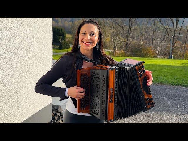 Claudia Hinker spielt den Timple Boarischen auf ihrer Steirischen Harmonika