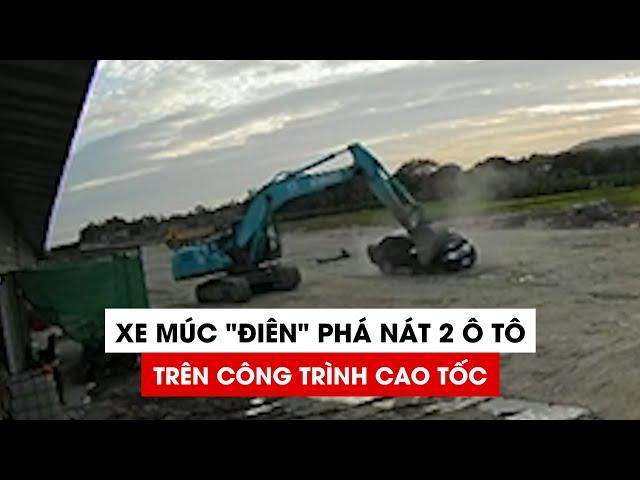 Kinh hãi cảnh xe múc “điên” phá nát 2 ô tô trên công trình cao tốc