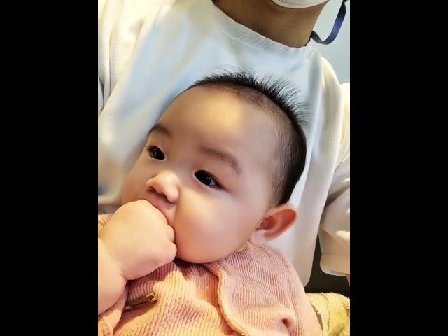 병원에서 의사쌤 기다리면서 (170일) : Haesol is waiting for a doctor (170 day old)