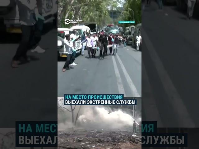 В Индии самолет упал на жилые дома, все пассажиры погибли