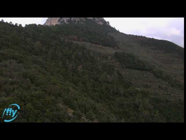 Oltre la Parete Rocciosa - In Alta Qualità