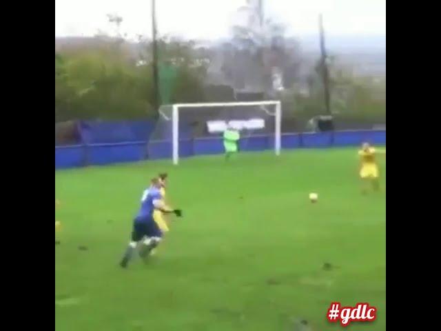 Calcio caprino! Un minuto di FOLLIA su un campetto amatoriale! Calcio d'altri tempi - Amatoriale