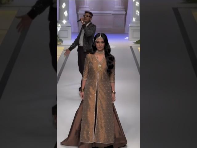 "Sara Khan Slays the Ramp at Mukh Fashion Event in Karachi!"