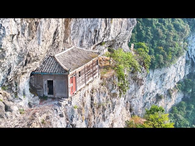 A house was found on a mountain in Guizhou, which was cleverly built on a cliff. It was so thrilling