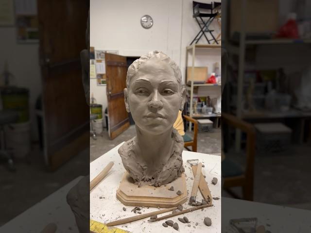 Just a quick sketch from a live model #sculpture #sculpting #stepbystep #artshorts #clayart #clay