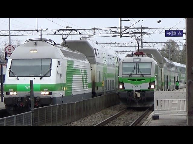 VR Finland: Old USSR Sr1      VS.      brand new Siemens VECTRON locomotives!