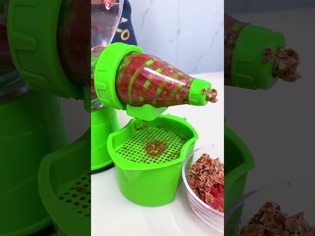 Juicing Friends who love to drink juice, try this manual juicer. This way you can squeeze #shorts