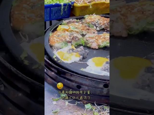 這家蚵仔煎的特色就是：蚵仔多蔬菜多還有人潮多一份60元CP很高啊！#台南美食 #蚵仔煎 #坤蚵仔煎
