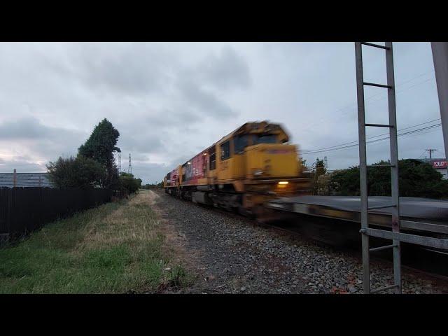 DXC 5460 & DFB 7241 on Train 827 at Parker Street Level Crossing in Islington.