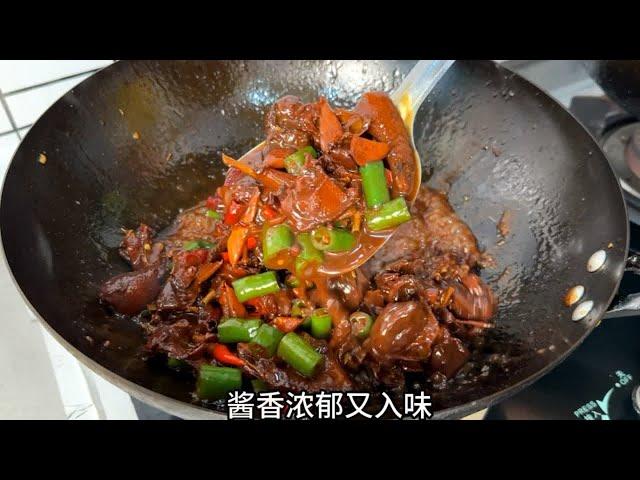 过年鸡鸭鱼肉吃腻了就做这道酱炒乳鸽，酱香浓郁又入味，太好吃了