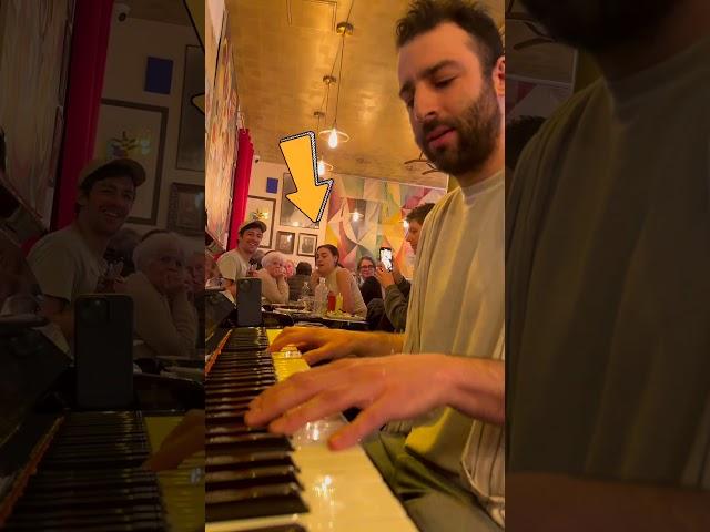 Amazing BACK TO BLACK performance in Paris Restaurant! 