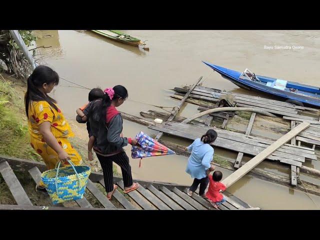 Warga dayak, pergi ke pasar, lewat sungai, naik perahu,di pedalaman kalimantan,buntut leleng,marikit