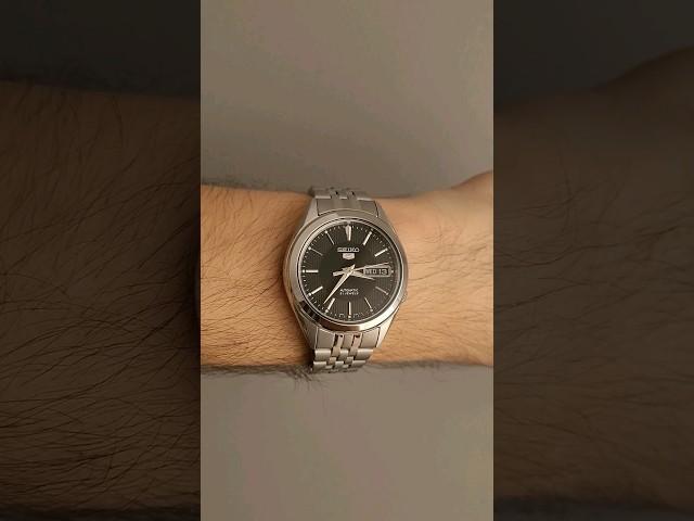 Seiko 5 SNKL23K1 Black Dial Metal Bracelet #seiko #seiko5 #mechanicalwatches #wristshot