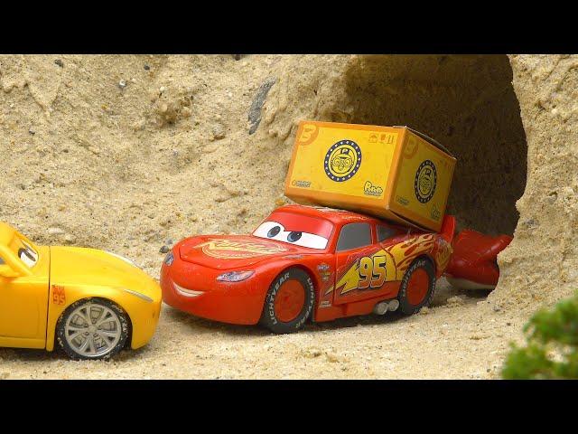 Carro da Disney brinca com cobra em caverna | Coleção completa de carros divertidos da Disney