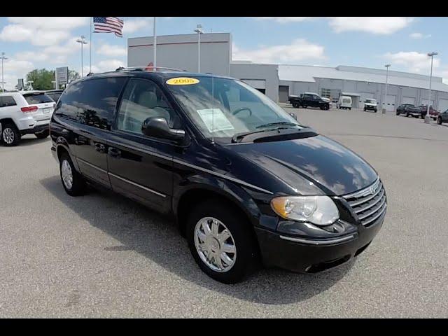 2005 Chrysler Town & Country Limited|P10882B