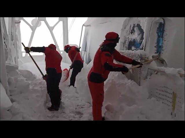 Gran Sasso, le immagini girate dai soccorritori prima di riuscire a scendere a valle con la funivia