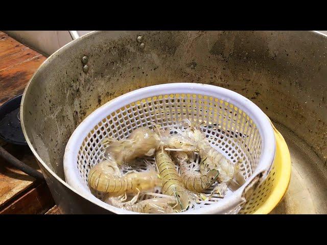 Mantis Shrimp Street Vendor Cooking in Vietnam - Vietnam Street Food Seafood