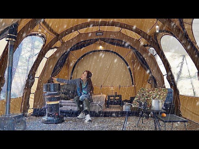 Amazing!  Solo camping in the rain in a large inflatable tent in a backpack ㅣ RAIN ASMR