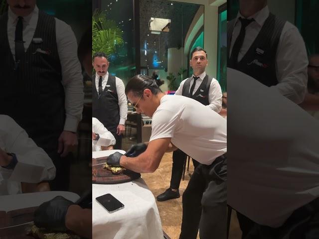 Nusret cutting Gold Steak in Dubai #nusret #saltbae #dubai