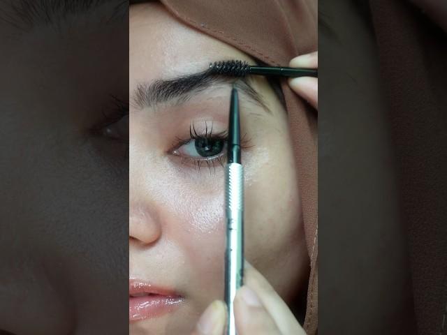 How i hide my extra EYEBROW HAIR #anah #eyebrows #eyebrowtutorial #modeststyle #makeup #fyp #hijabi