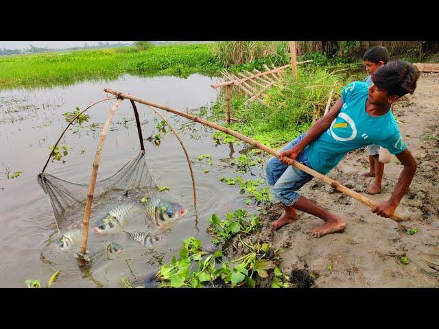 Best net fishing video - Two smart fish hunter catching fish by net - Traditional net fishing video