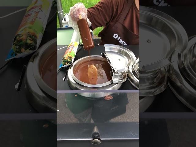 Как делают мороженое в парке ? #мороженое #парк #какделают