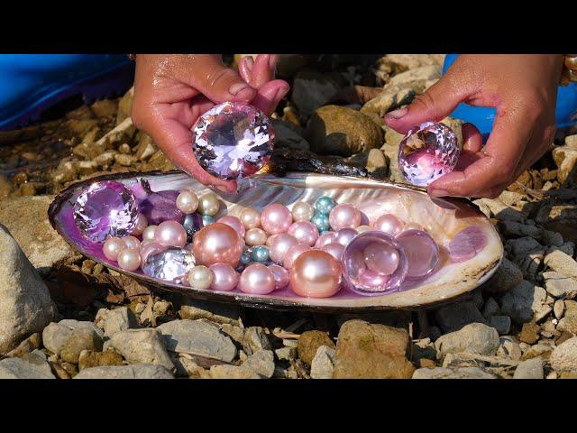 A golden water treasure, the girl found a golden mutated giant clam and many pearls in the river