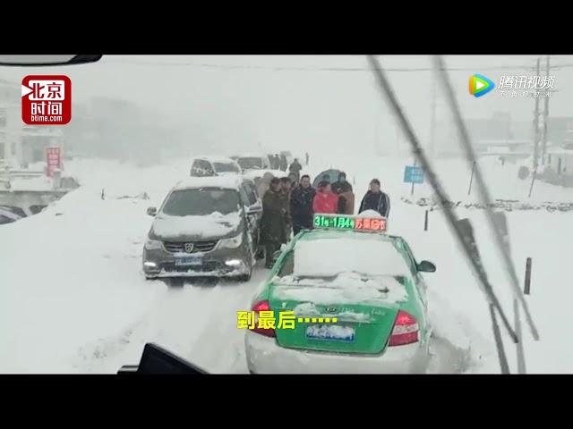 大雪堆积路面狭窄 两司机互不相让打“雪仗”