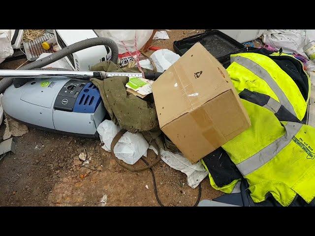 Whats inside the Old Khaki Australian Army Issue Canvas Echelon Duffle Bag? Is it a War Vets Bag?