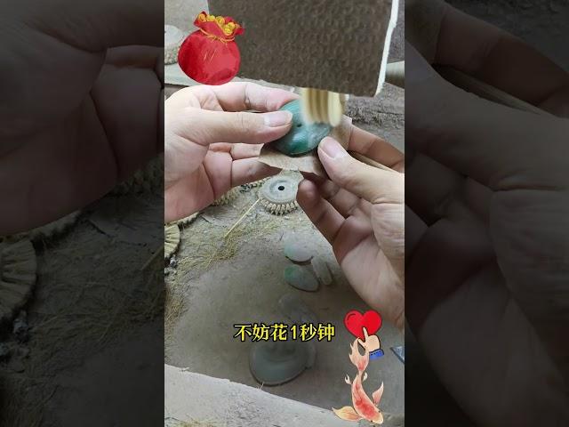 翡翠的绿意流转，似将山川灵韵封存其中。一枚平安扣，锁住岁岁安宁，戴上它，让平安与美好常伴左右。光从冰纹里渗出，白在莹润中生长。#翡翠 #翡翠雕刻 #翡翠珠宝 #翡翠原石 #翡翠吊坠