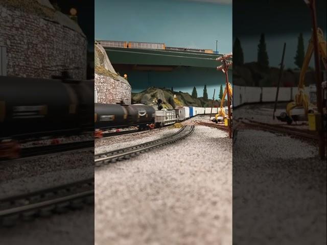 HO scale freight train snakes through Martin Jct on the UPSF Joint Line.