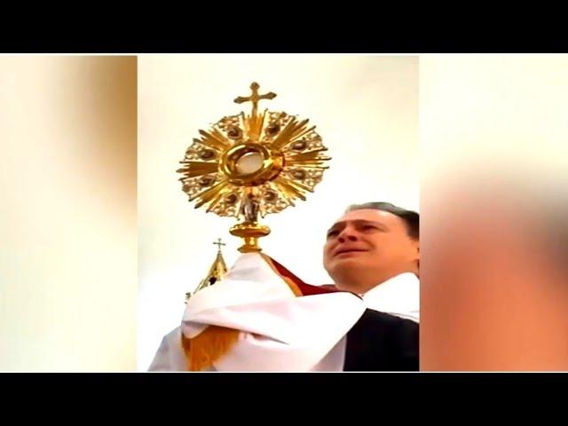 Priest in Tears As Blessed Sacrament PALPITATES for 20 Minutes! 300 Witness Miracle! AUGUST 10