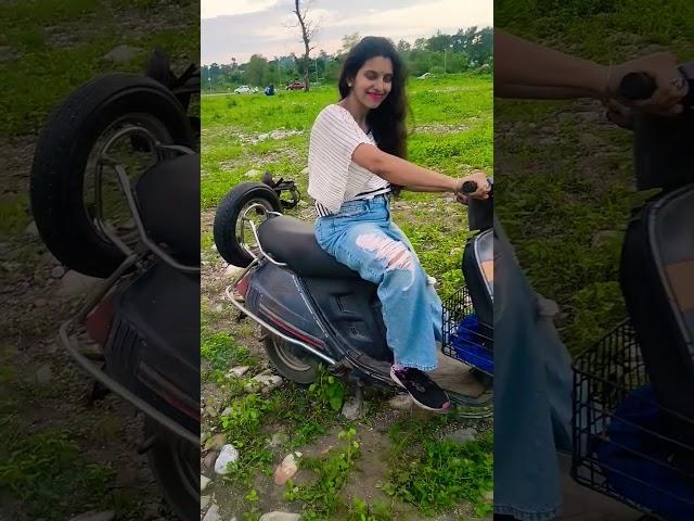 Girl Hard Revving Kinetic Honda #girlrider #kinetic @khanduribabavlogs