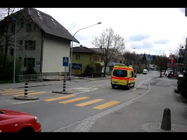 Ambulanz Biel auf Alarmfahrt in Nidau / Ambulance de Bienne en urgence à Nidau