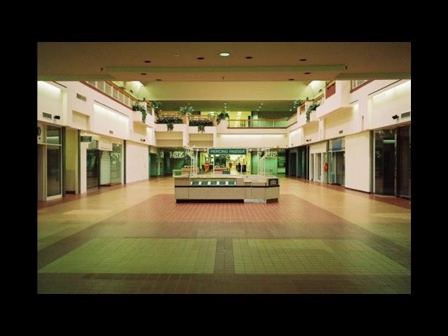 Tears for Fears- Everybody wants to Rule the World (playing in an empty shopping centre)