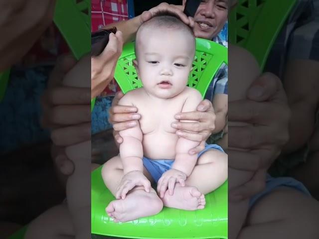 Khoảnh khắc bé trai cười ngất ngưởng khi được bố cắt tóc ️️️