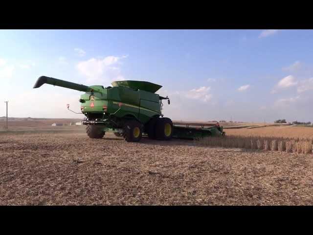 Combining beans with John Deere S680 & 635FD - view from the side/rear