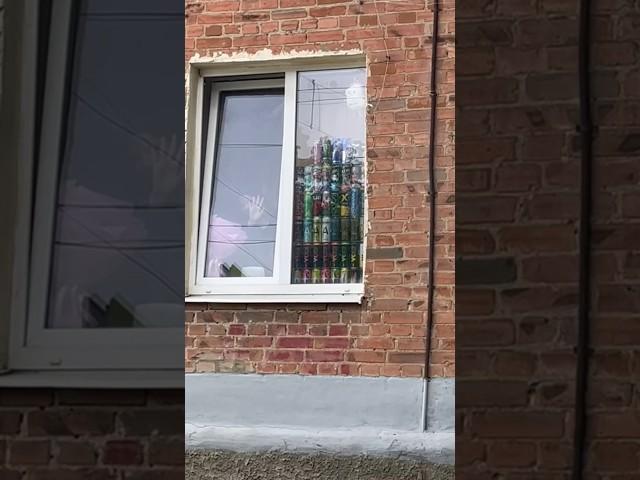 Увидел в окне кто живёт в странной квартире‼️